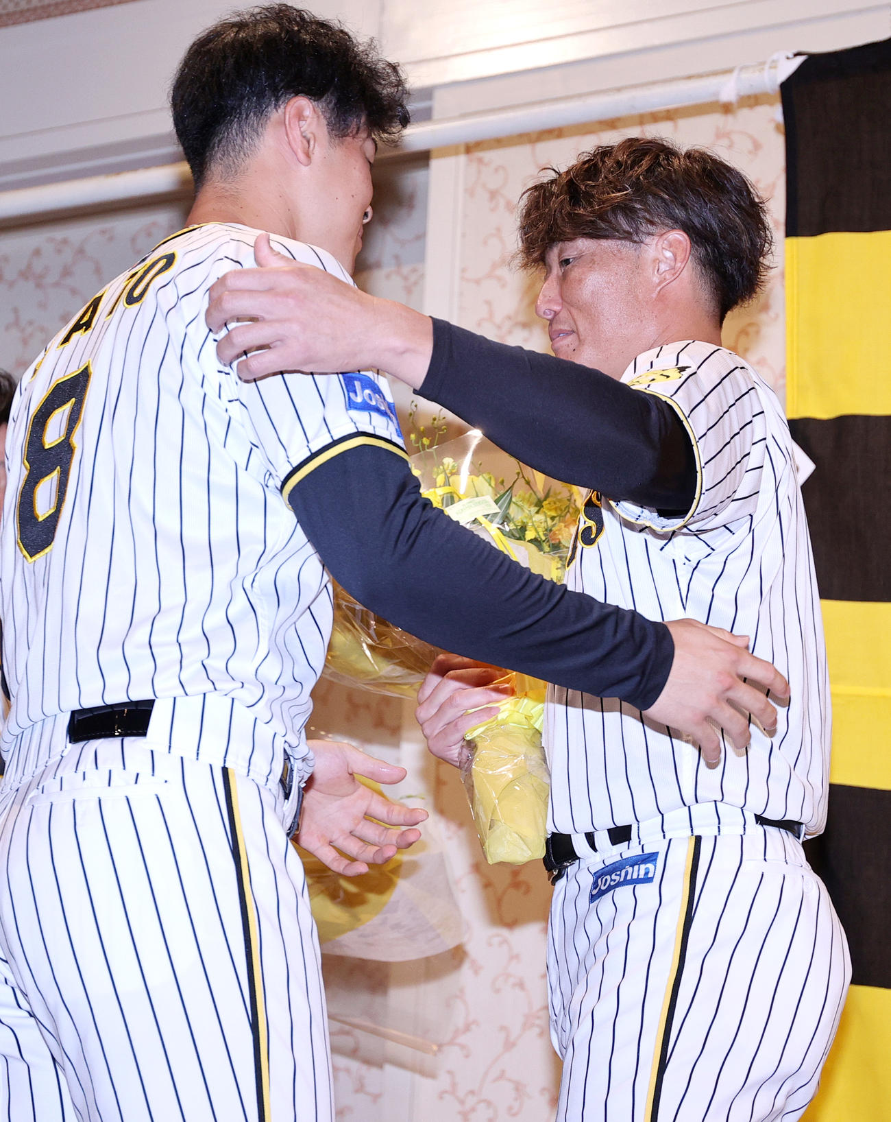 サプライズで登場した阪神佐藤輝（左）と抱き合う阪神糸井（撮影・上山淳一）