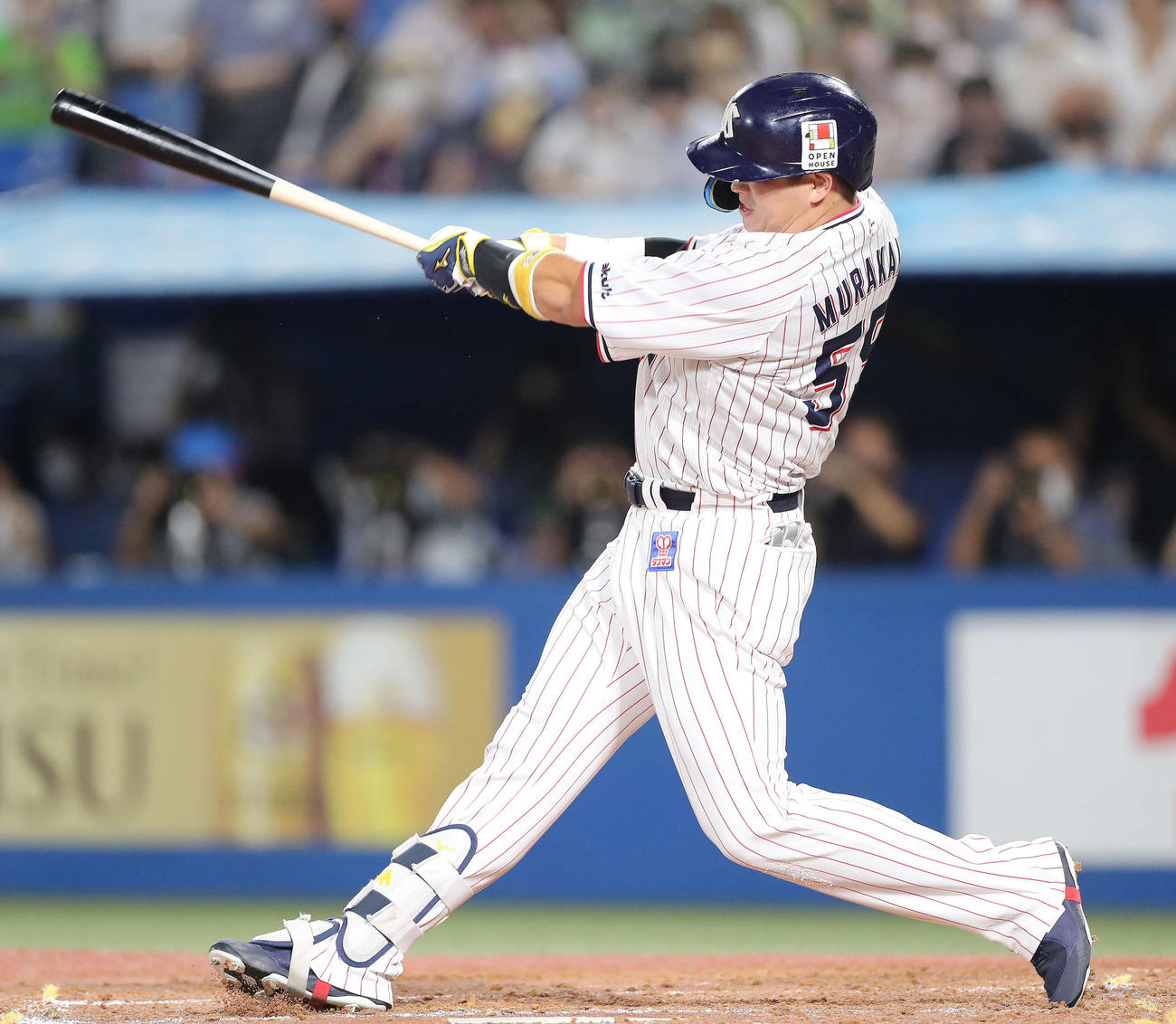 ヤクルト対巨人　4回裏ヤクルト無死、54号となる右越えソロ本塁打を放つ村上（撮影・河田真司）