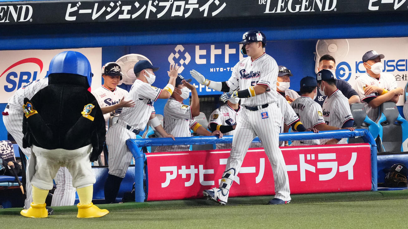 ヤクルト対巨人　4回裏ヤクルト無死、ソロ本塁打を放ち、タッチを交わす村上（中央）（撮影・江口和貴）