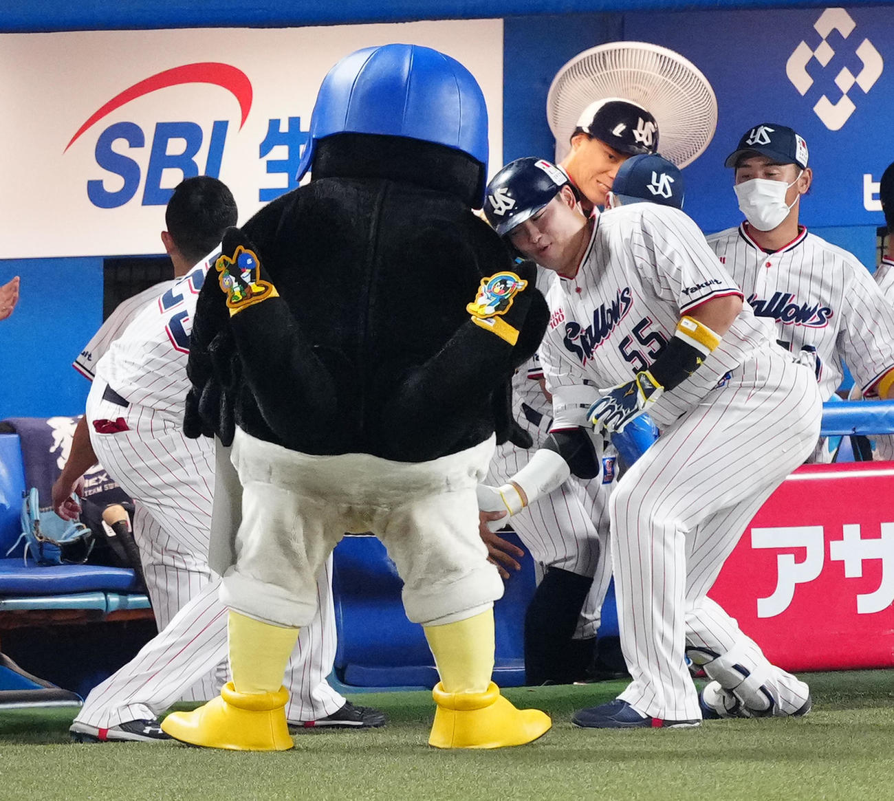 ヤクルト対巨人　4回裏ヤクルト無死、ソロ本塁打を放ち、タッチを交わす村上（右）（撮影・江口和貴）