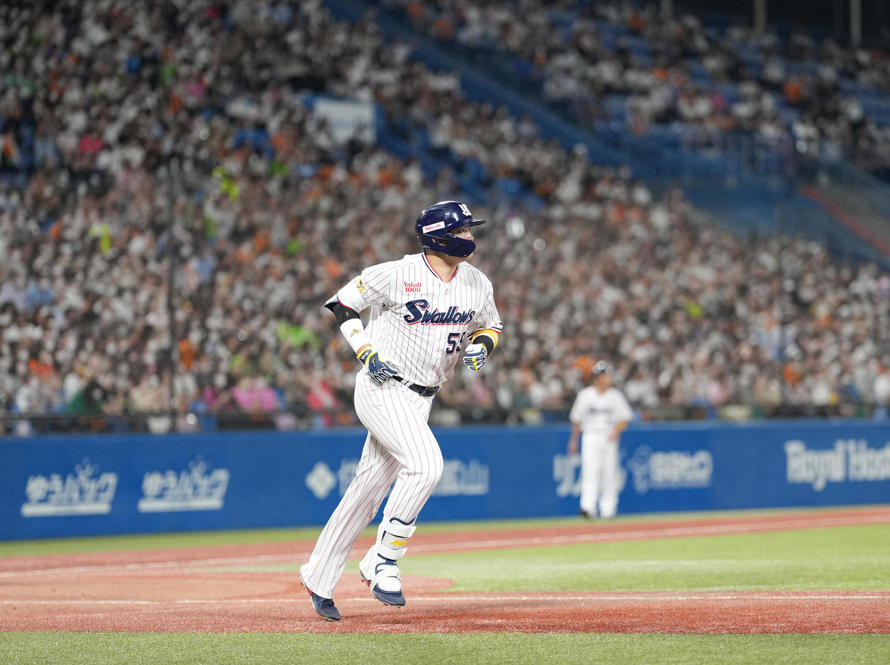 ヤクルト対巨人　4回裏ヤクルト無死、右越えソロ本塁打を放つ村上（撮影・鈴木みどり）
