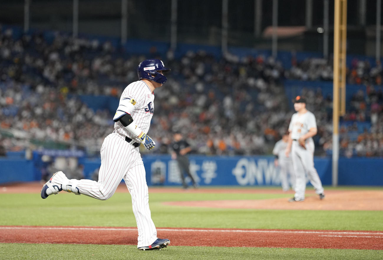 ヤクルト対巨人　4回裏ヤクルト無死、右越えソロ本塁打を放ち一塁へ向かう村上。右は菅野（撮影・鈴木みどり）
