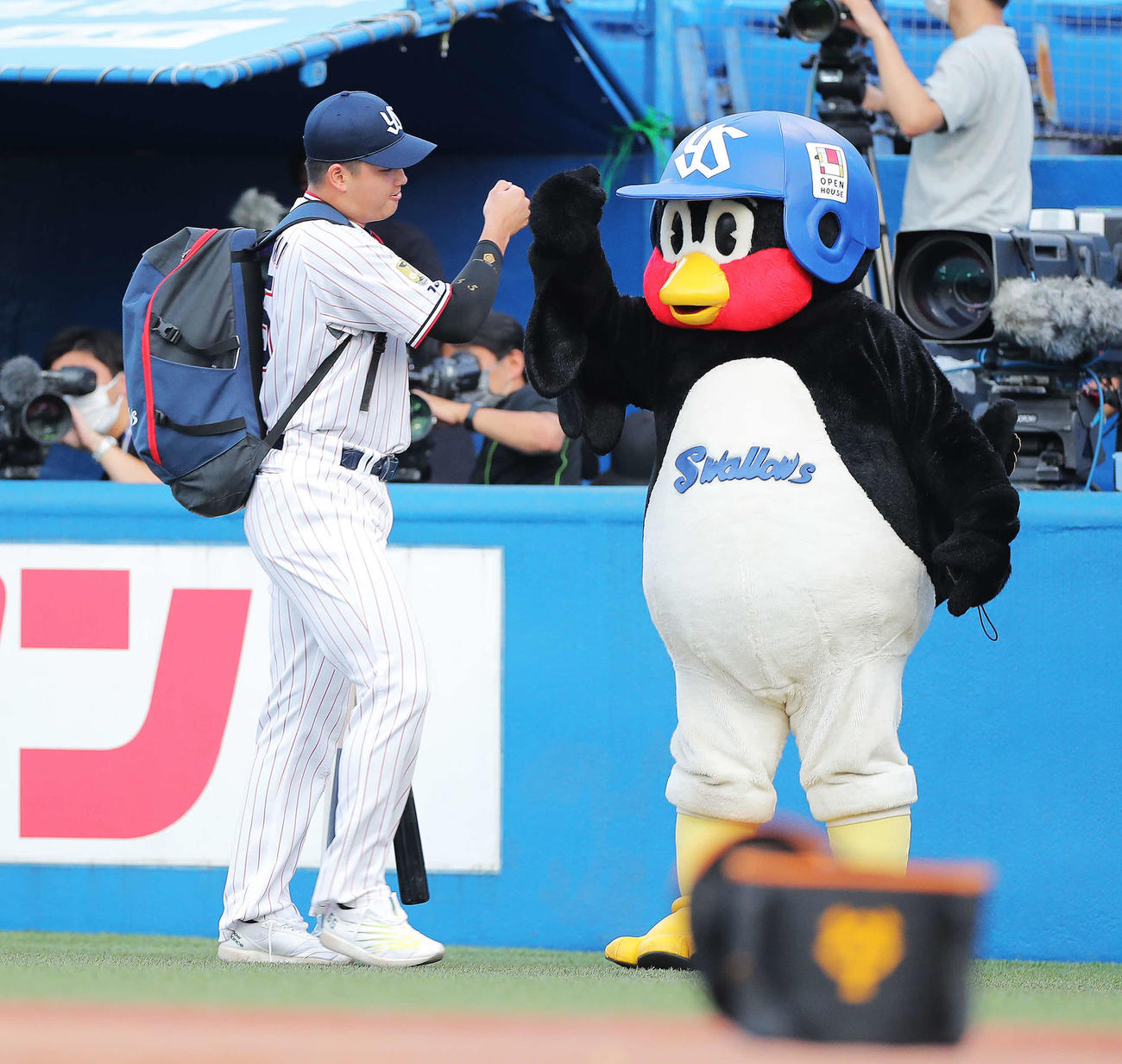 ヤクルト対巨人　試合前、グータッチを交わすヤクルト村上宗隆（左）とつば九郎（撮影・河田真司）