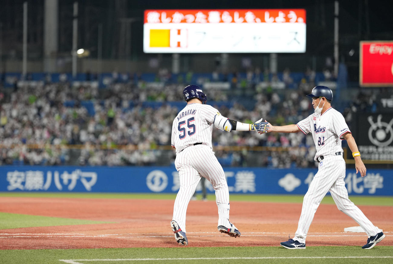 ヤクルト対巨人　4回裏ヤクルト無死、右越えソロ本塁打を放ちダイヤモンドをまわる村上（左）（撮影・鈴木みどり）