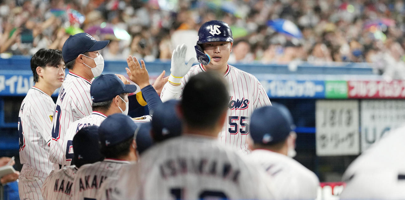 ヤクルト対巨人　4回裏ヤクルト無死、右越えソロ本塁打を放った村上はナインとハイタッチ（撮影・鈴木みどり）