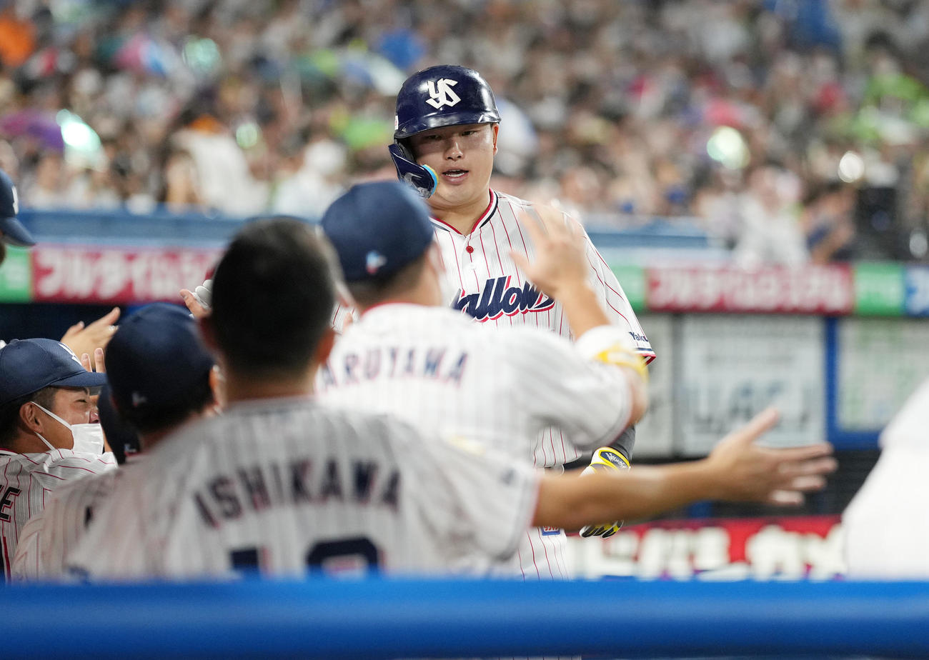 ヤクルト対巨人　4回裏ヤクルト無死、右越えソロ本塁打を放った村上はナインとハイタッチ（撮影・鈴木みどり）