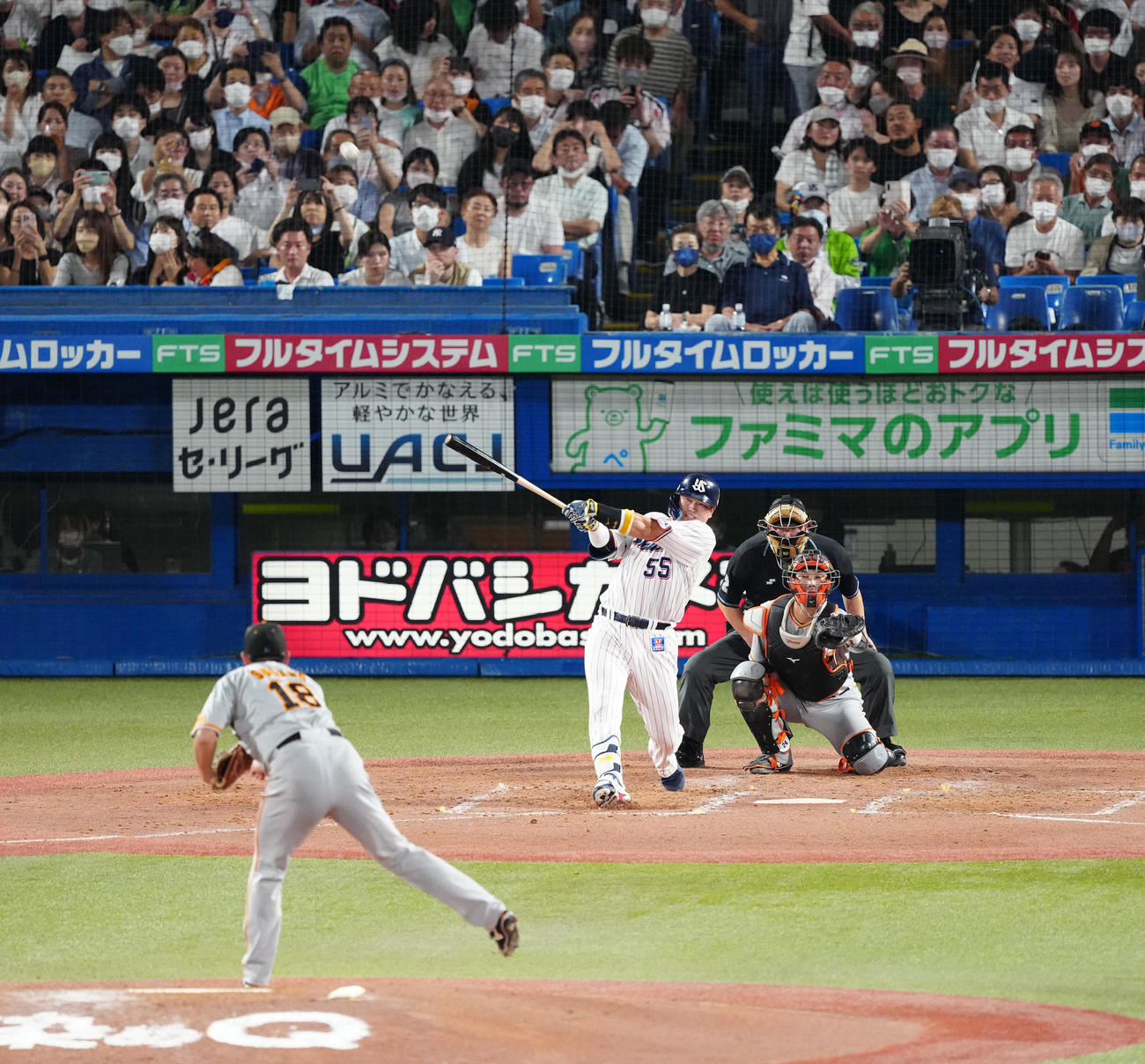 ヤクルト対巨人　4回裏ヤクルト無死、54号となるソロ本塁打を放つ村上。投手菅野（撮影・江口和貴）