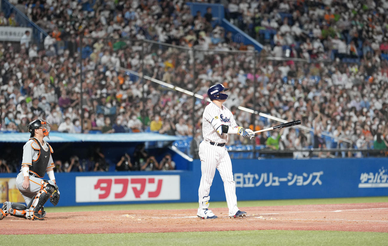 ヤクルト対巨人　4回裏ヤクルト無死、右越えソロ本塁打を放つ村上（撮影・鈴木みどり）