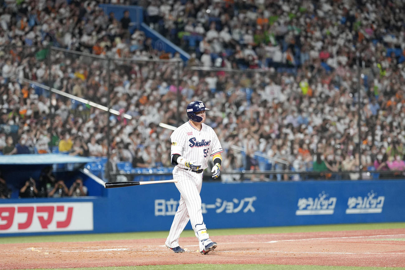 ヤクルト対巨人　4回裏ヤクルト無死、右越えソロ本塁打を放つ村上（撮影・鈴木みどり）