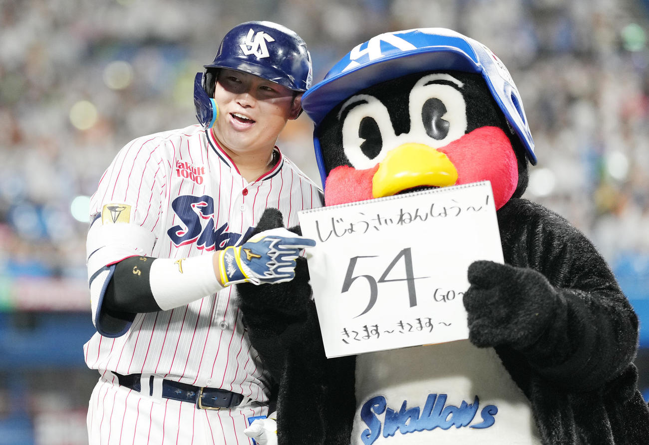 ヤクルト対巨人　4回裏ヤクルト無死、54号となる右越えソロ本塁打を放った村上はつば九郎と笑顔（撮影・鈴木みどり）