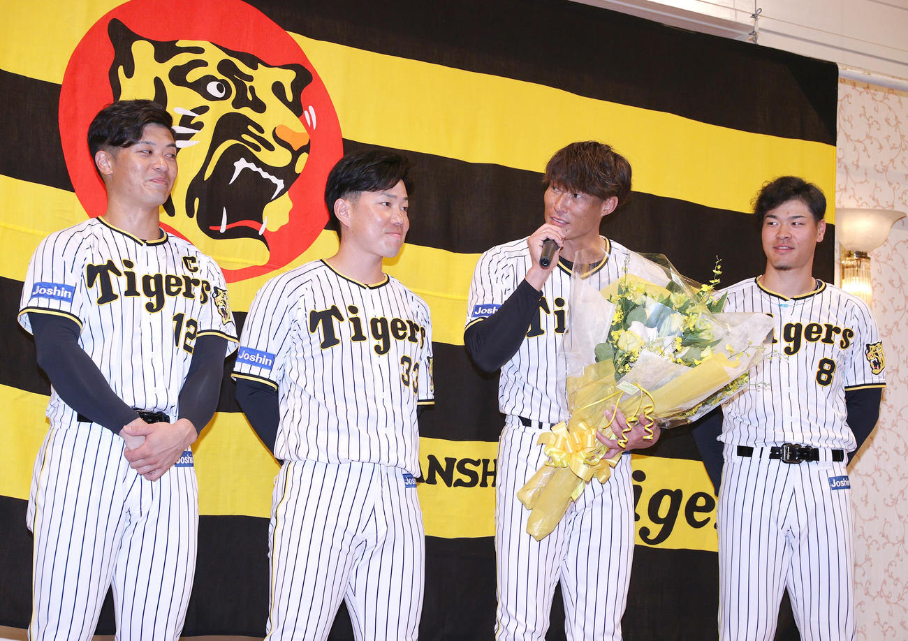 阪神糸井嘉男（左から3人目）はサプライズで登場したチームメイトに語る（撮影・上山淳一）