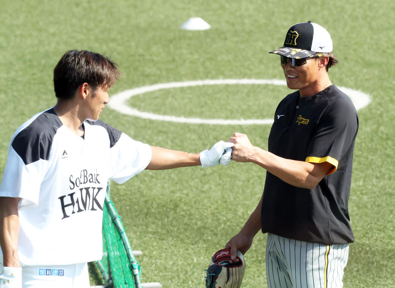 8月30日、タマスタ筑後で柳田（左）とグータッチをする糸井