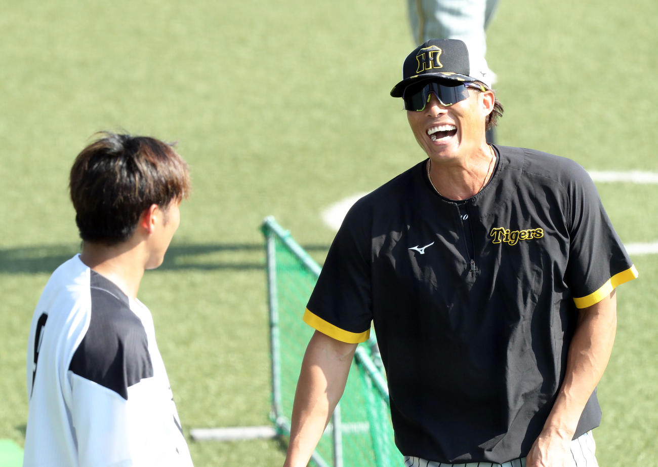 8月30日、タマスタ筑後で柳田（左）と談笑をする糸井
