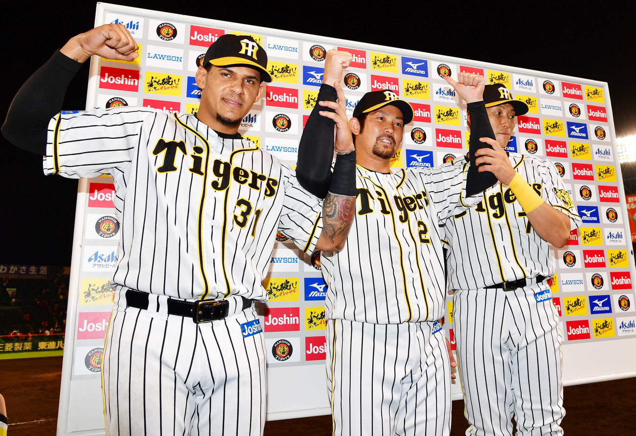2019年7月5日、お立ち台でポーズを取る左からマルテ、岩田稔、糸井嘉男