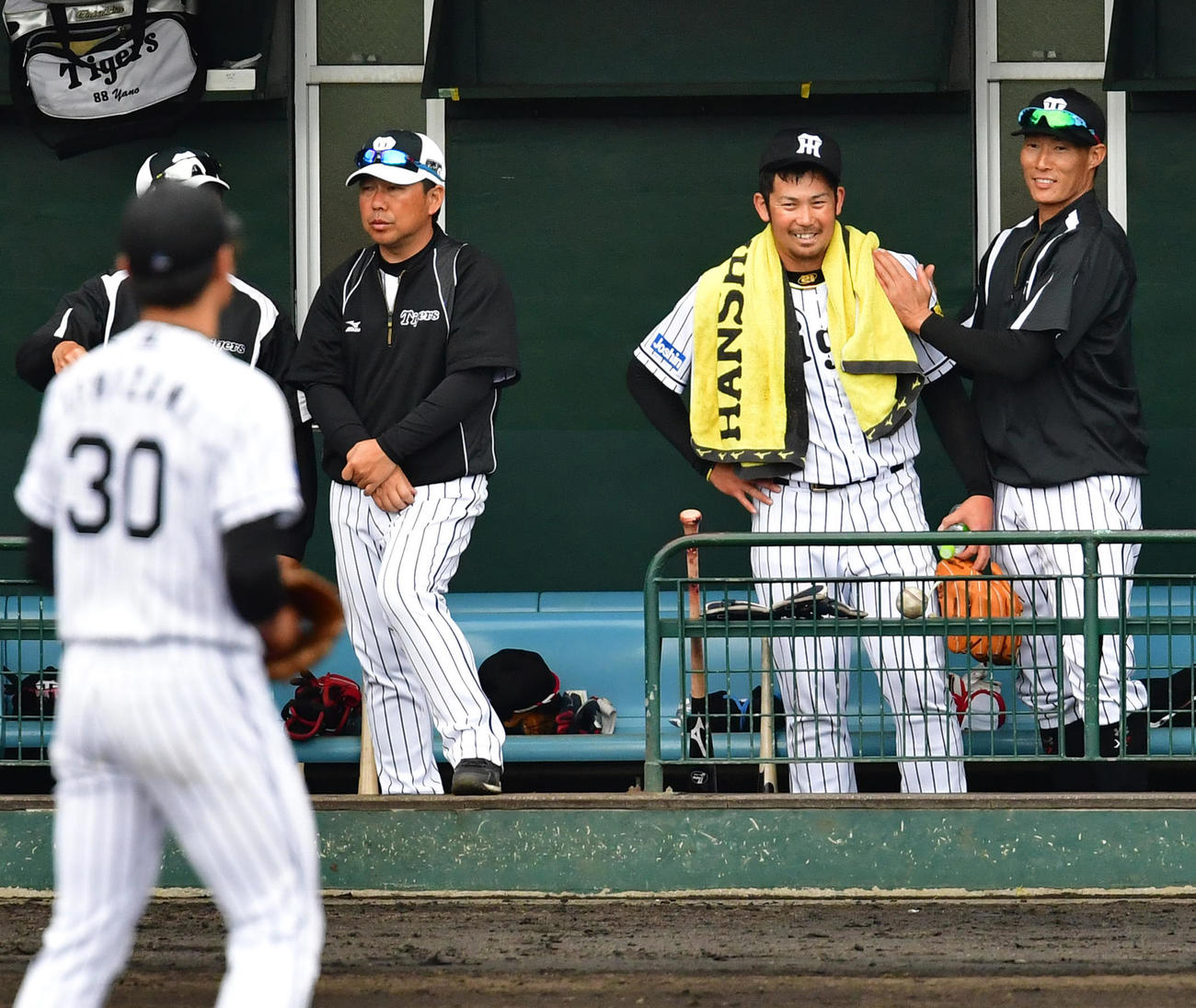 2017年2月23日、ケース打撃での登板を終えた岩田稔（右から2人目）を肩のマッサージでねぎらう糸井嘉男