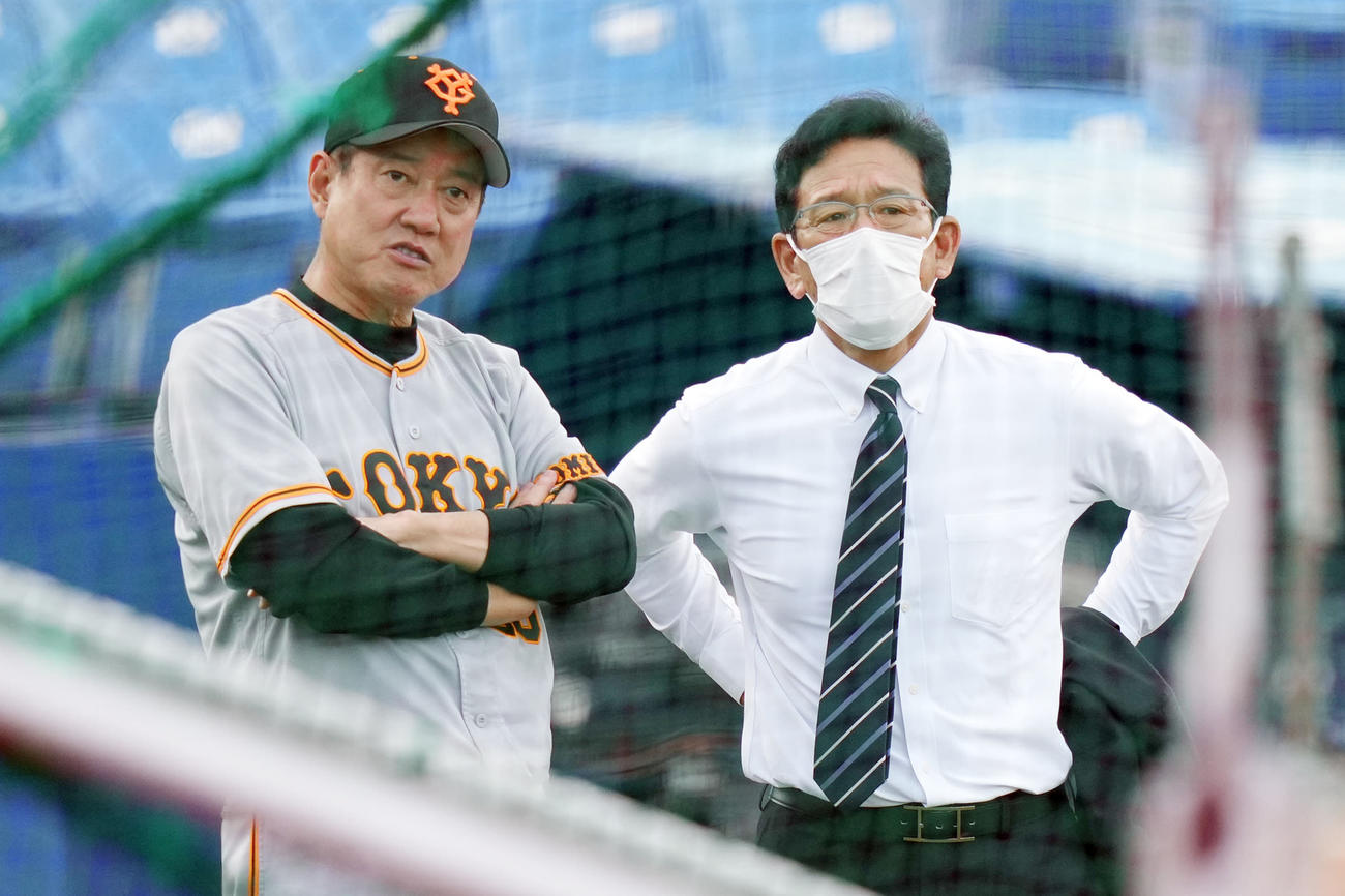 ヤクルト対巨人　試合前練習で話す巨人原監督（左）と侍ジャパンの栗山監督（撮影・鈴木みどり）