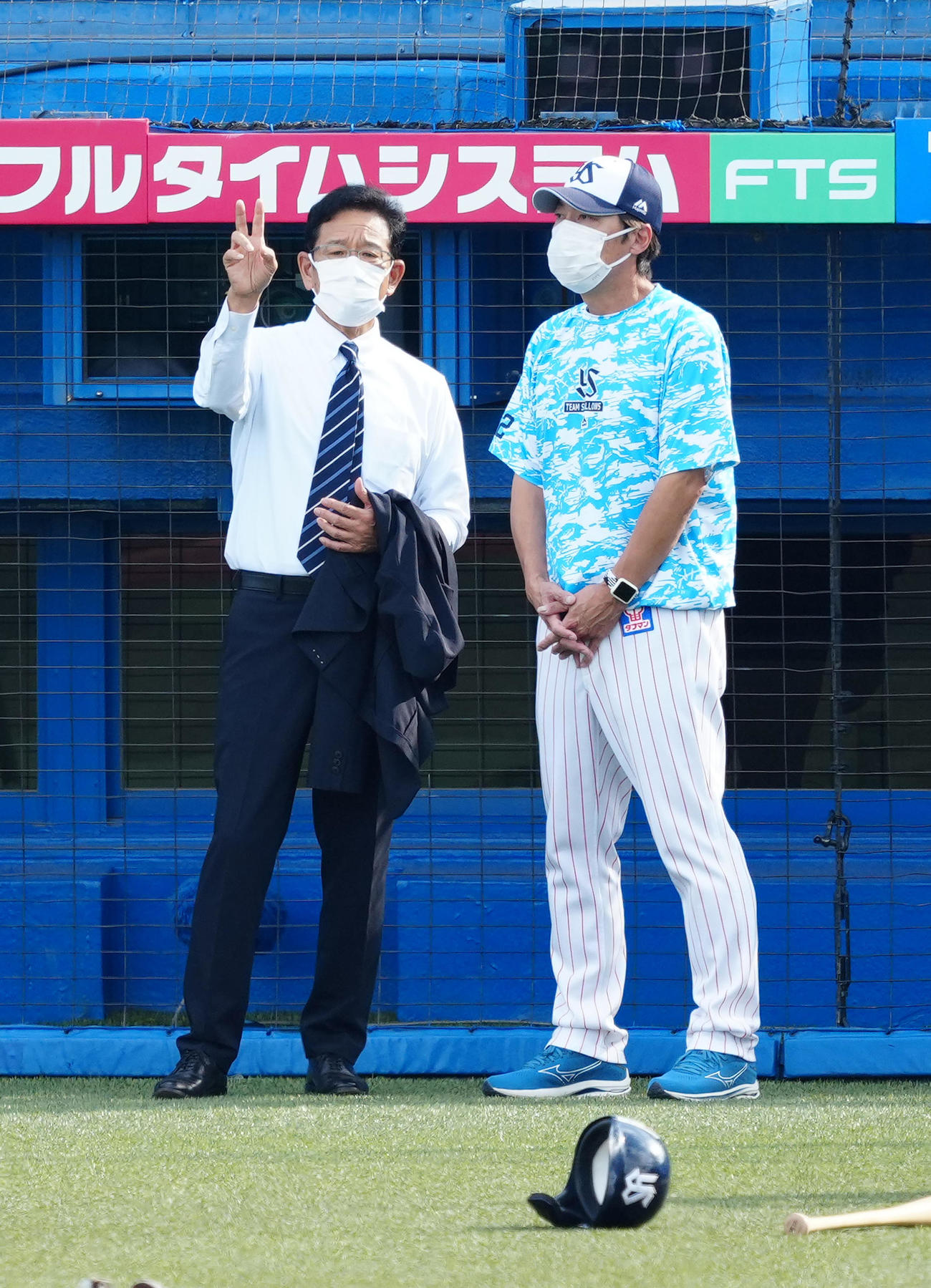 ヤクルト対巨人　試合前練習中、ヤクルト高津監督（右）と言葉を交わす侍ジャパン栗山監督（撮影・江口和貴）
