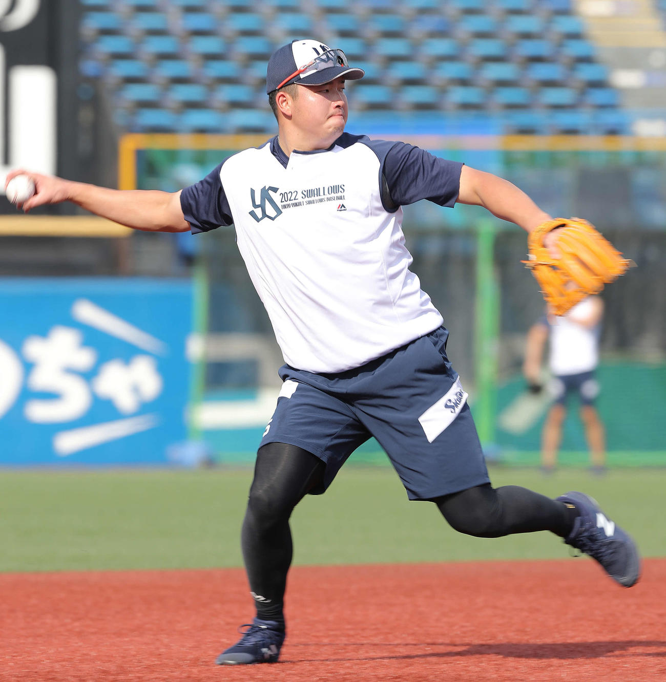 ヤクルト対巨人　試合前、守備練習するヤクルト村上（撮影・河田真司）