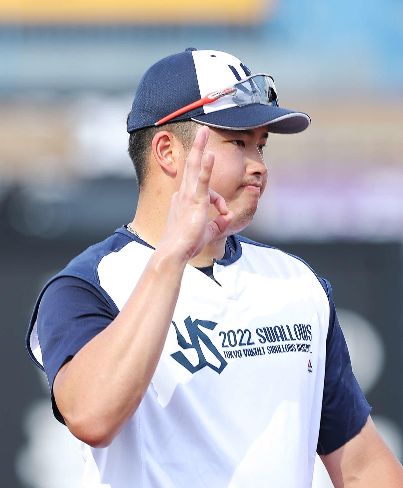 ヤクルト対巨人　試合前、守備練習を終えるヤクルト村上（撮影・河田真司）