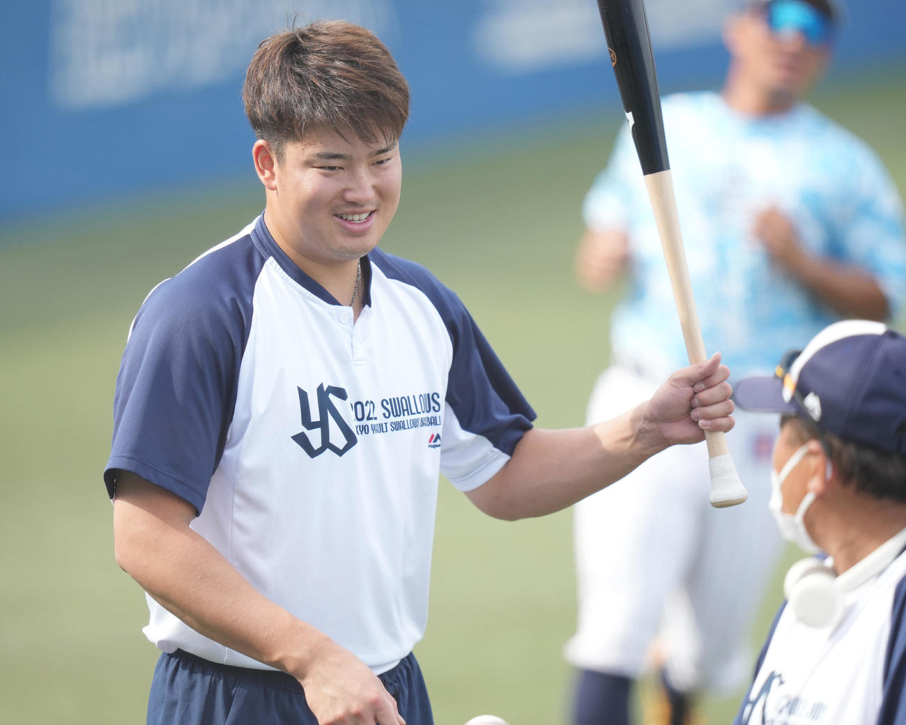 ヤクルト対巨人　試合前練習で笑顔のヤクルト村上（撮影・鈴木みどり）