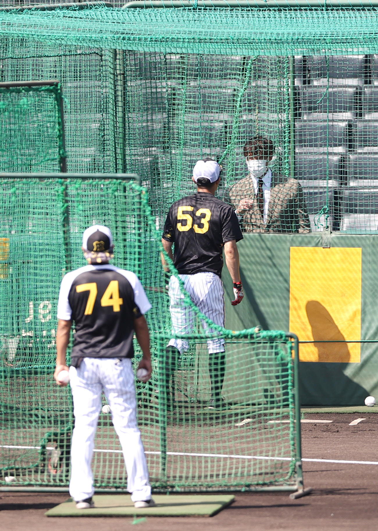 引退会見を終えた阪神糸井（左から2人目）はスーツ姿で甲子園球場に現れ関係者にあいさつする（撮影・上山淳一）