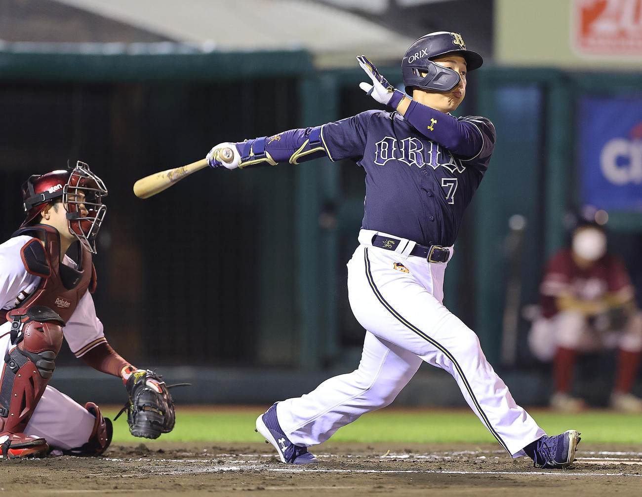楽天対オリックス　2回表オリックス無死、右越えソロ本塁打を放つ吉田正（撮影・垰建太）