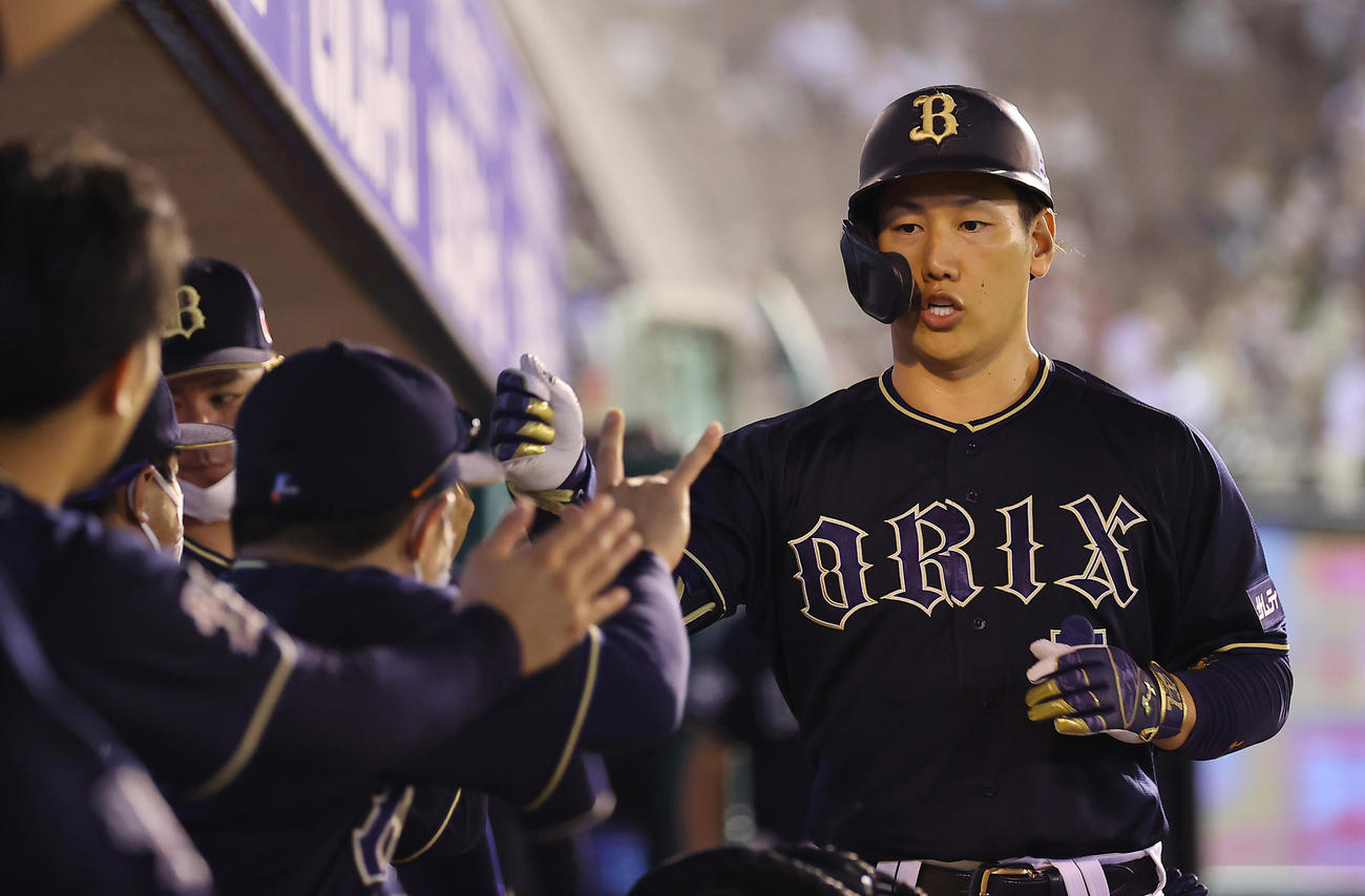 楽天対オリックス　2回表オリックス無死、ソロ本塁打を放ちナインの出迎えを受ける吉田正（撮影・垰建太）