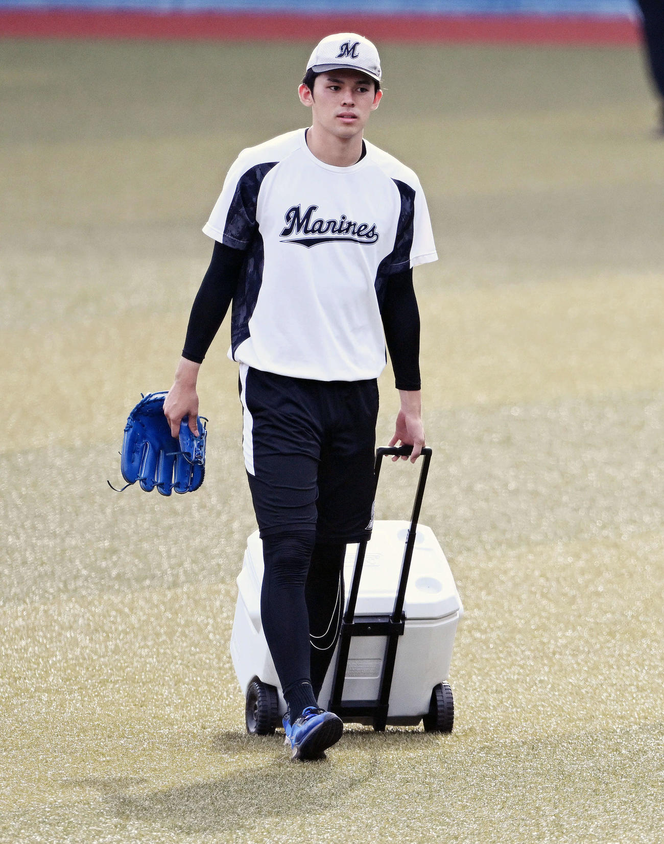 ロッテ対日本ハム　試合前練習を終え引き揚げるロッテ佐々木朗（撮影・滝沢徹郎）