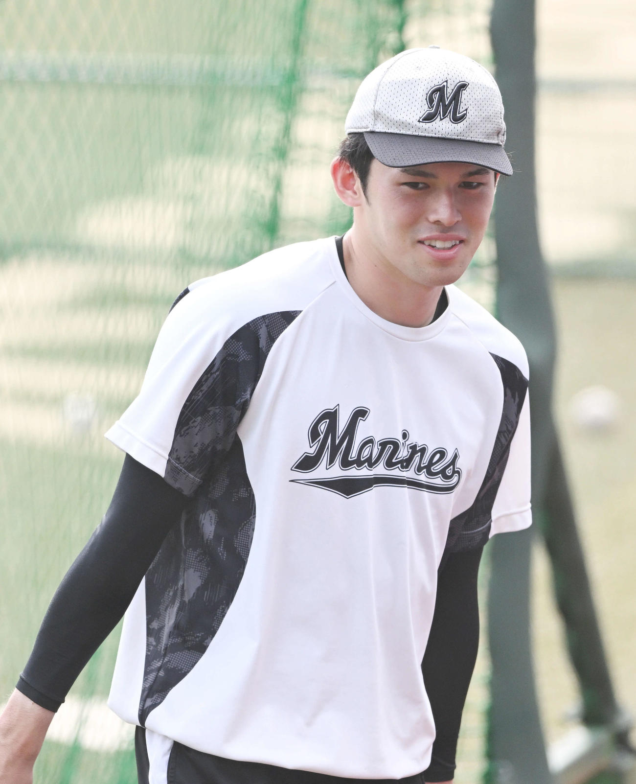ロッテ対日本ハム　試合前練習を終えたロッテ佐々木朗は笑顔で引き揚げる（撮影・滝沢徹郎）