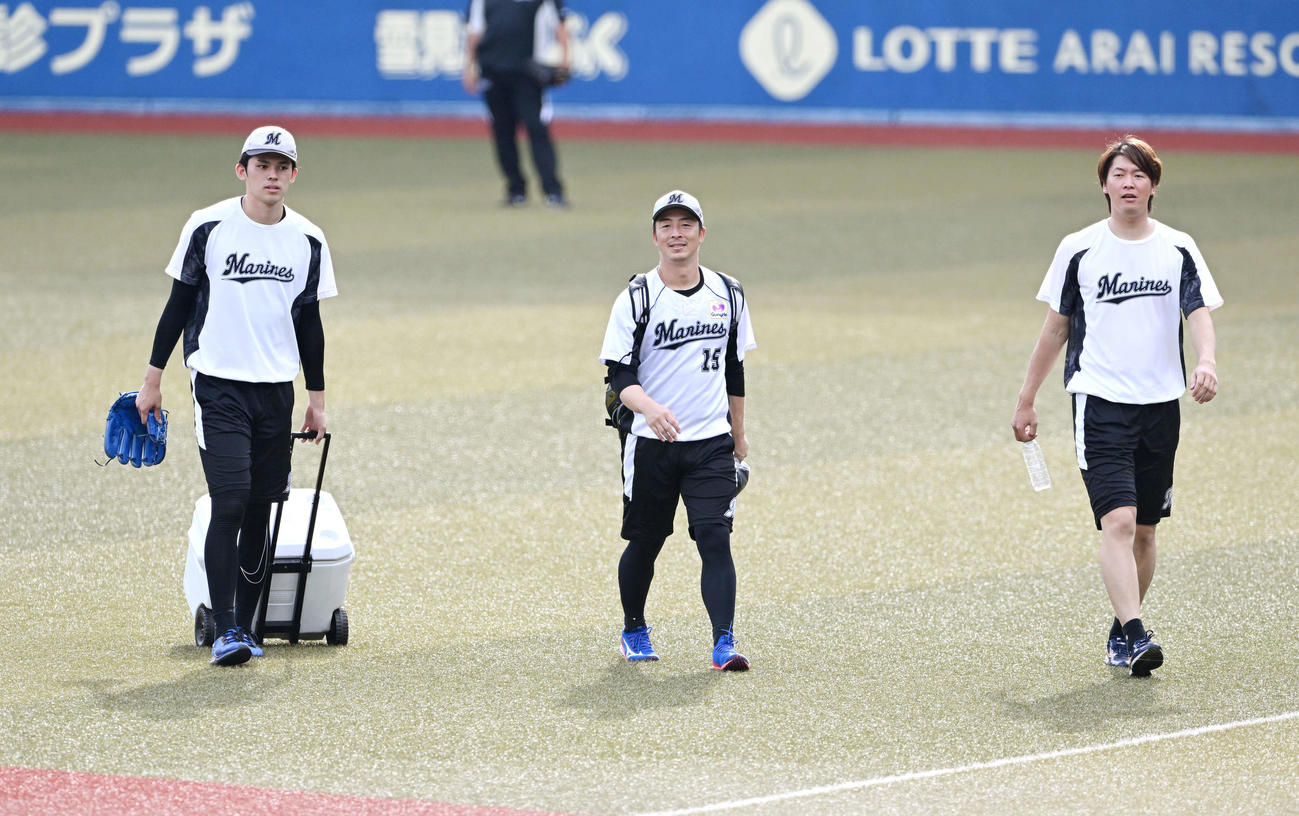 ロッテ対日本ハム　試合前練習を終え引き揚げるロッテの、左から佐々木朗、美馬、二木（撮影・滝沢徹郎）