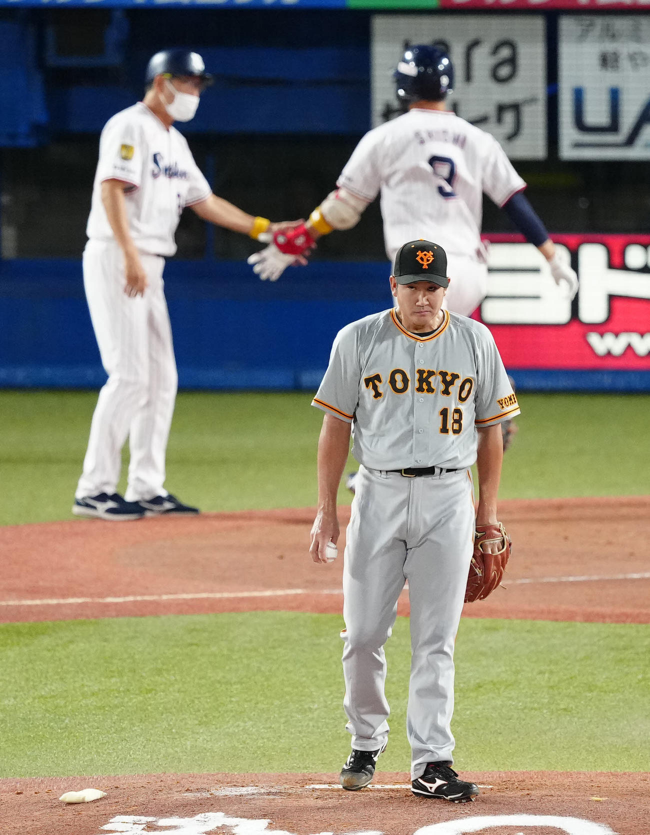 ヤクルト対巨人　1回裏ヤクルト無死、塩見（後方右）に先頭打者本塁打を浴びた菅野（撮影・江口和貴）