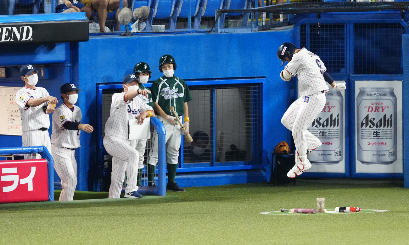 ヤクルト対巨人　1回裏ヤクルト無死、左越えに先頭打者本塁打を放ち、ベンチに向かう塩見（右端）（撮影・江口和貴）