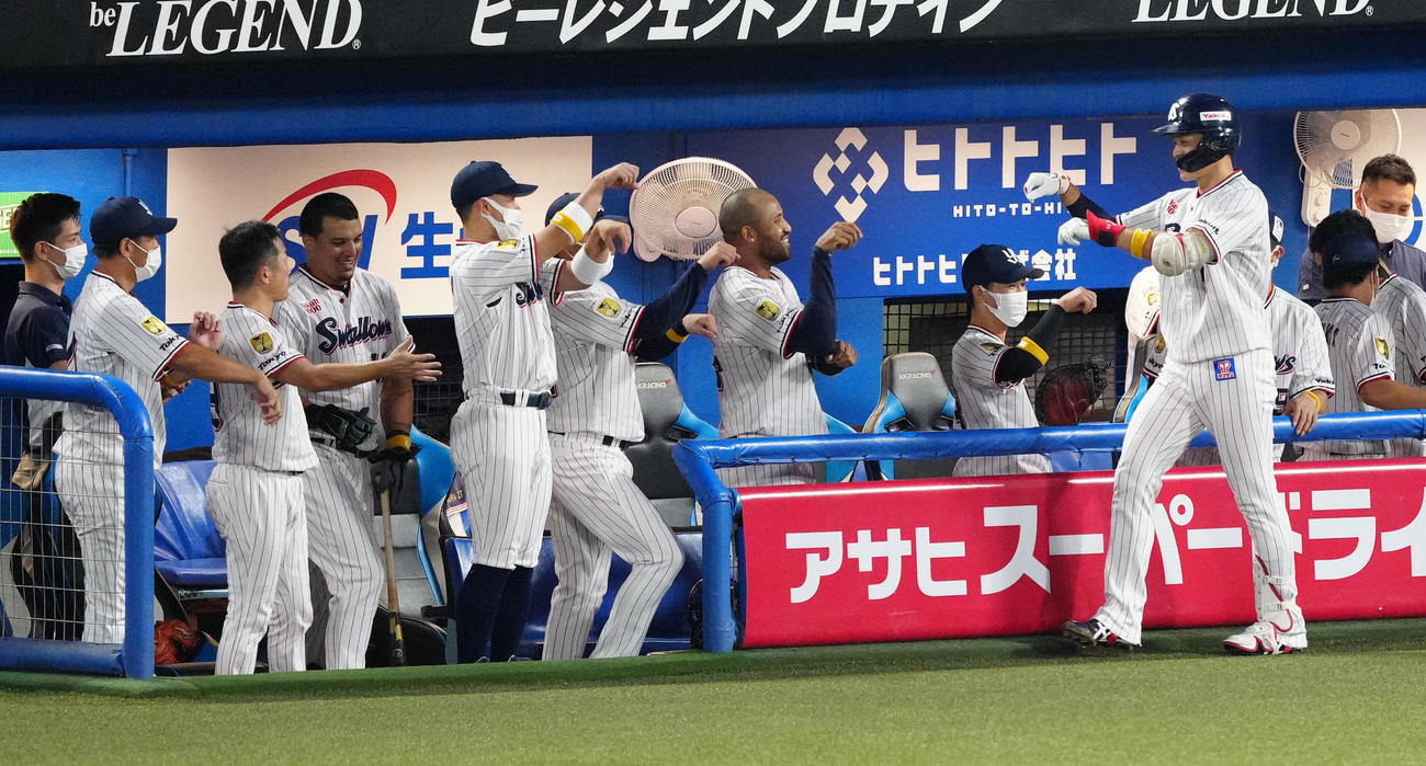 ヤクルト対巨人　1回裏ヤクルト無死、左越えに先頭打者本塁打を放ち、ベンチで迎えられる塩見（手前右）（撮影・江口和貴）