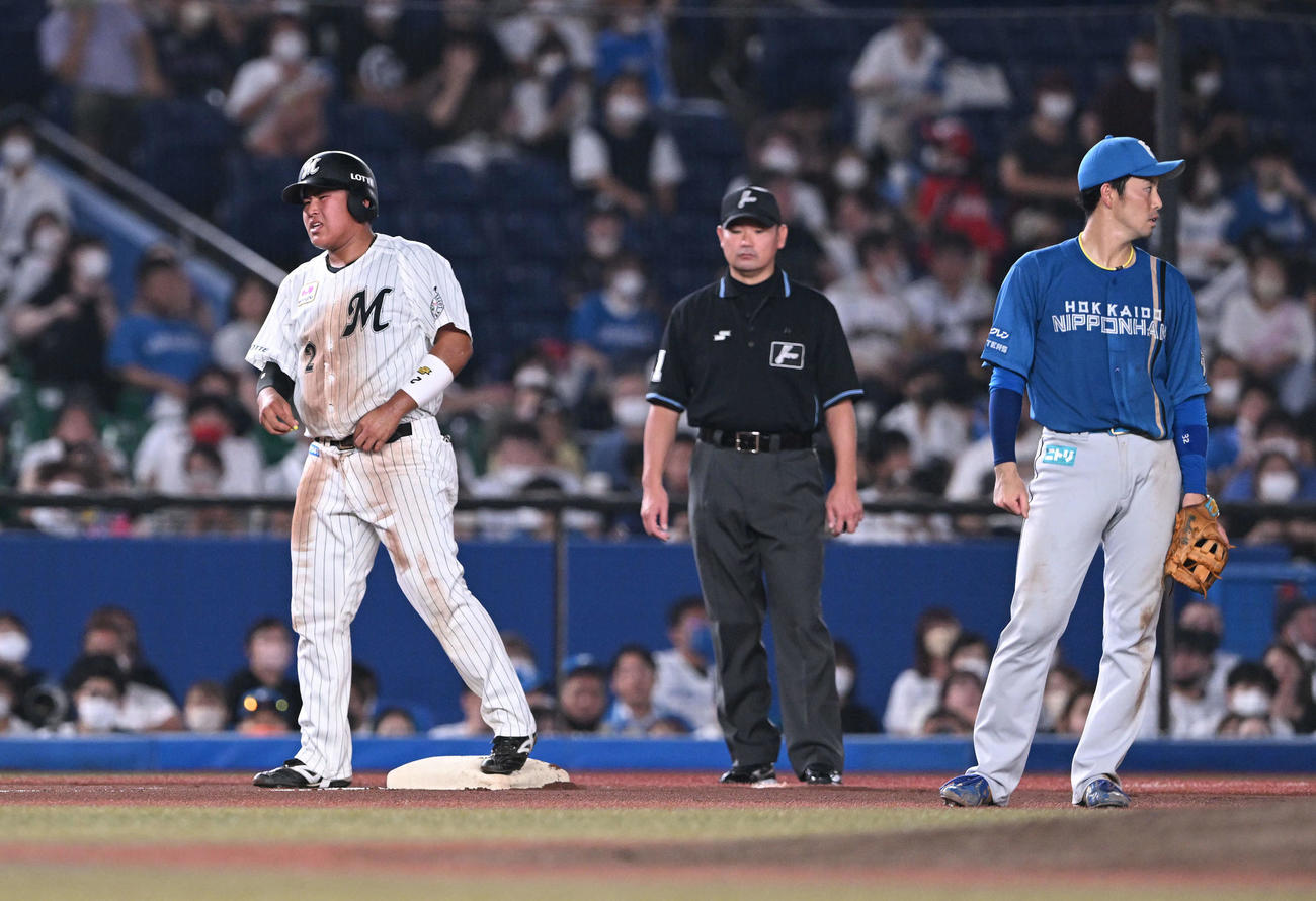 ロッテ対日本ハム　2回裏ロッテ2死一、二塁、三盗を決めた松川（左）と三塁手谷内（撮影・滝沢徹郎）
