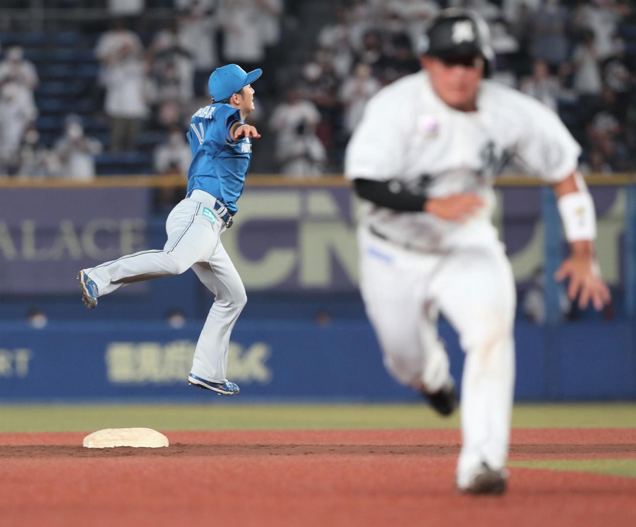 ロッテ対日本ハム　2回裏ロッテ2死一、二塁、捕手からの二塁牽制の間に三塁に進塁する二塁走者松川。遊撃手上川畑（撮影・黒川智章）