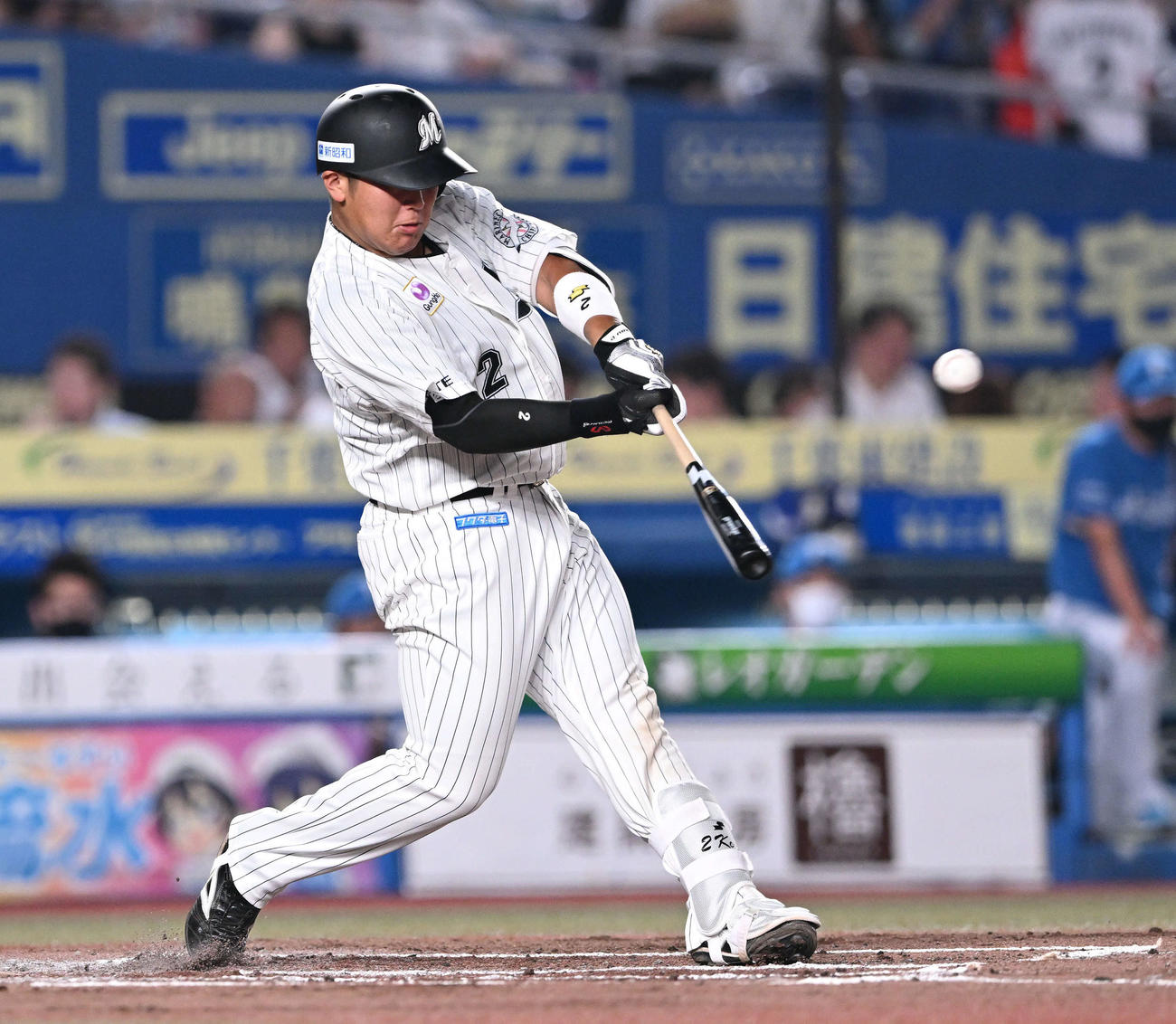 ロッテ対日本ハム　2回裏ロッテ1死、松川は中前打を放つ（撮影・滝沢徹郎）