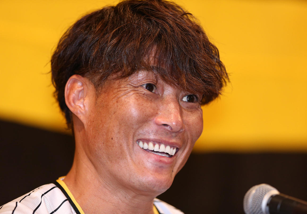引退会見で清々しい表情を見せる阪神糸井（撮影・上山淳一）