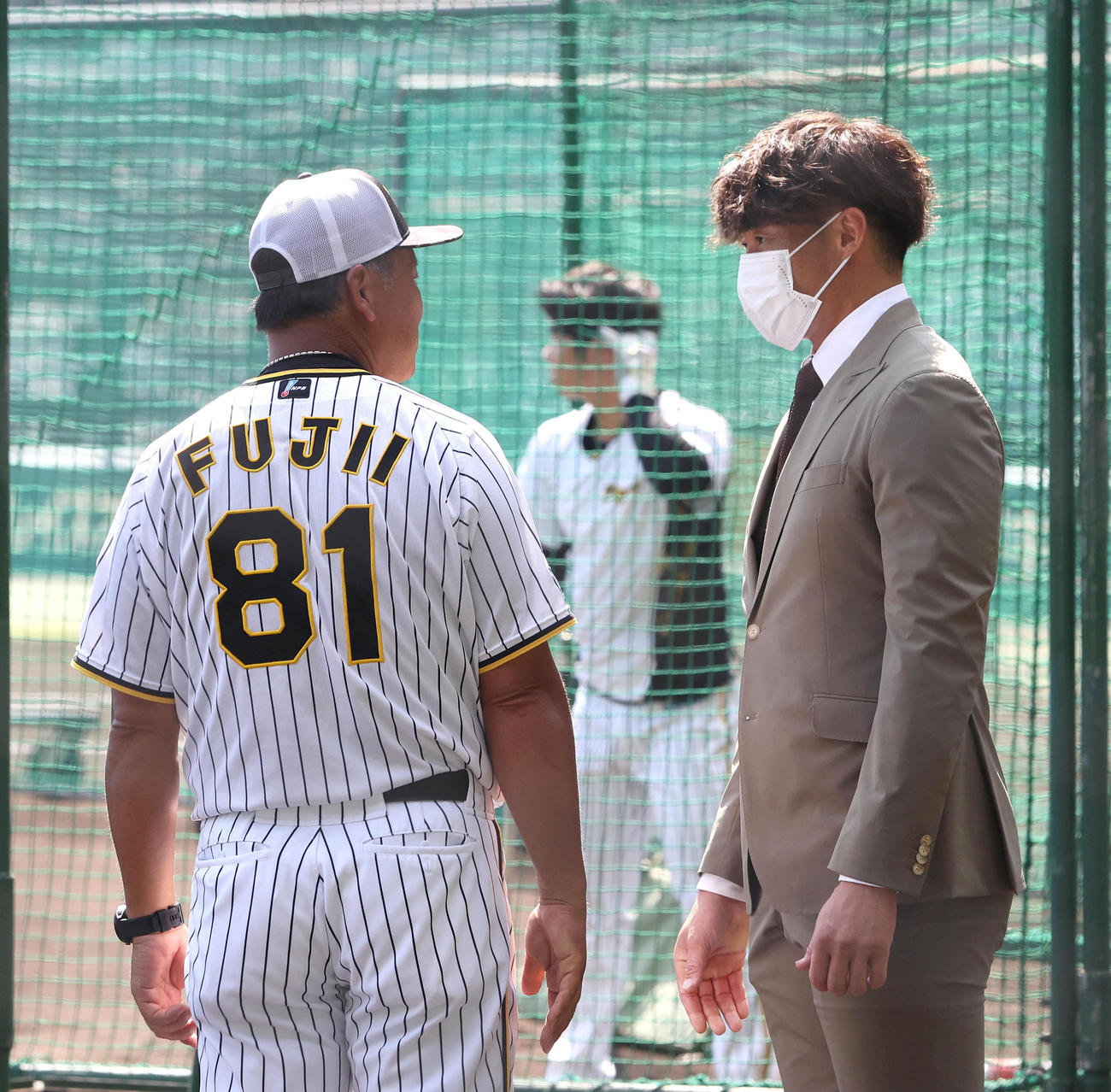 阪神対広島　引退会見を終えた糸井嘉男（右）はスーツ姿で藤井コーチと会話を交わす（撮影・白石智彦