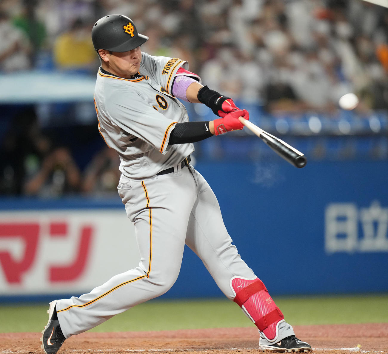 ヤクルト対巨人　4回表巨人1死、中越えソロ本塁打を放つ岡本和（撮影・鈴木みどり）