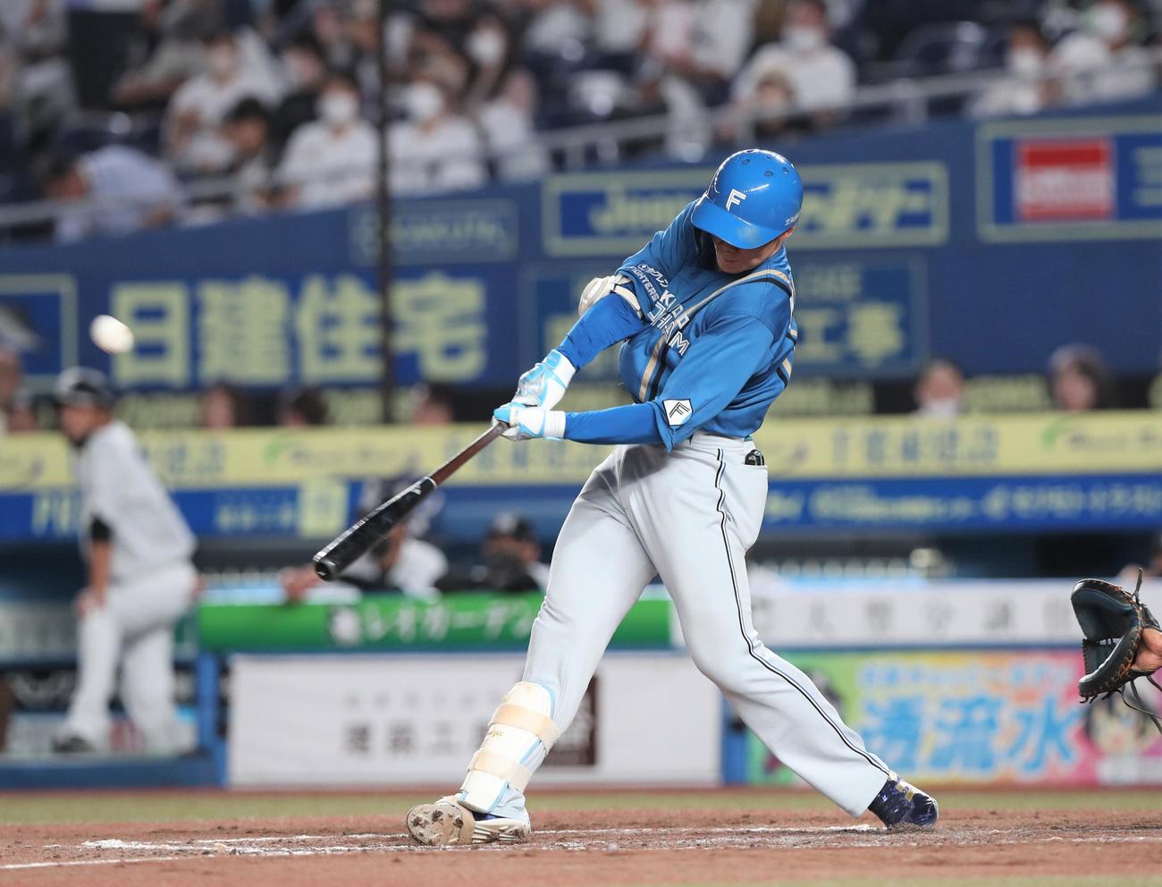 ロッテ対日本ハム　4回表日本ハム1死二塁、右中間に2点本塁打を放つ清宮（撮影・黒川智章）