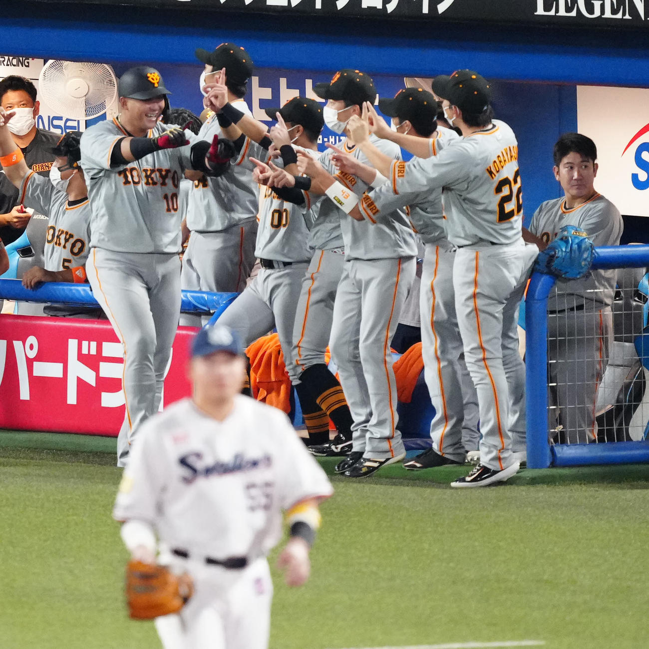 ヤクルト対巨人　5回表巨人1死二、三塁、左越え3点本塁打を放ち、タッチを交わす中田（手前左）（撮影・江口和貴）