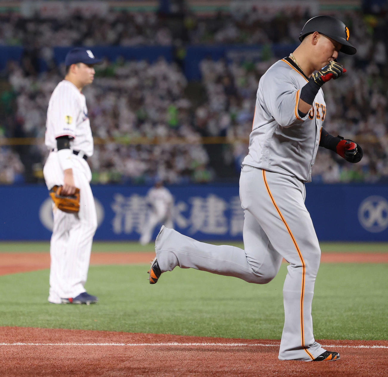 ヤクルト対巨人　5回表巨人1死、左越え3点本塁打を放ち三塁を回る中田翔。後方は村上（撮影・河田真司）