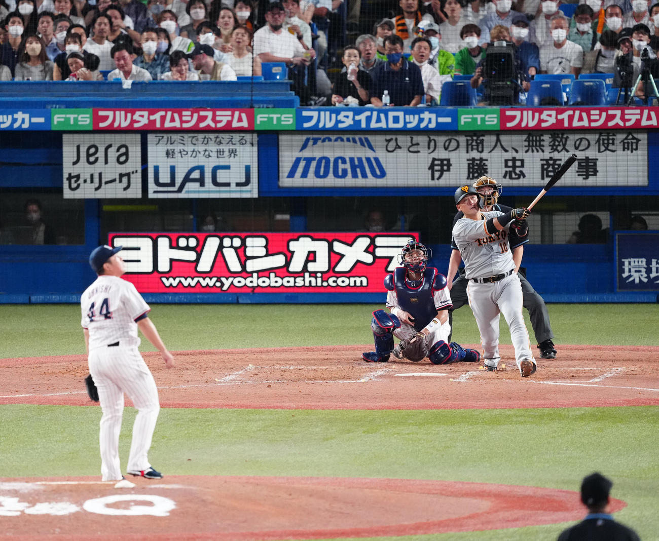 ヤクルト対巨人　5回表巨人1死二、三塁、左越え3点本塁打を放つ中田。投手大西（撮影・江口和貴）