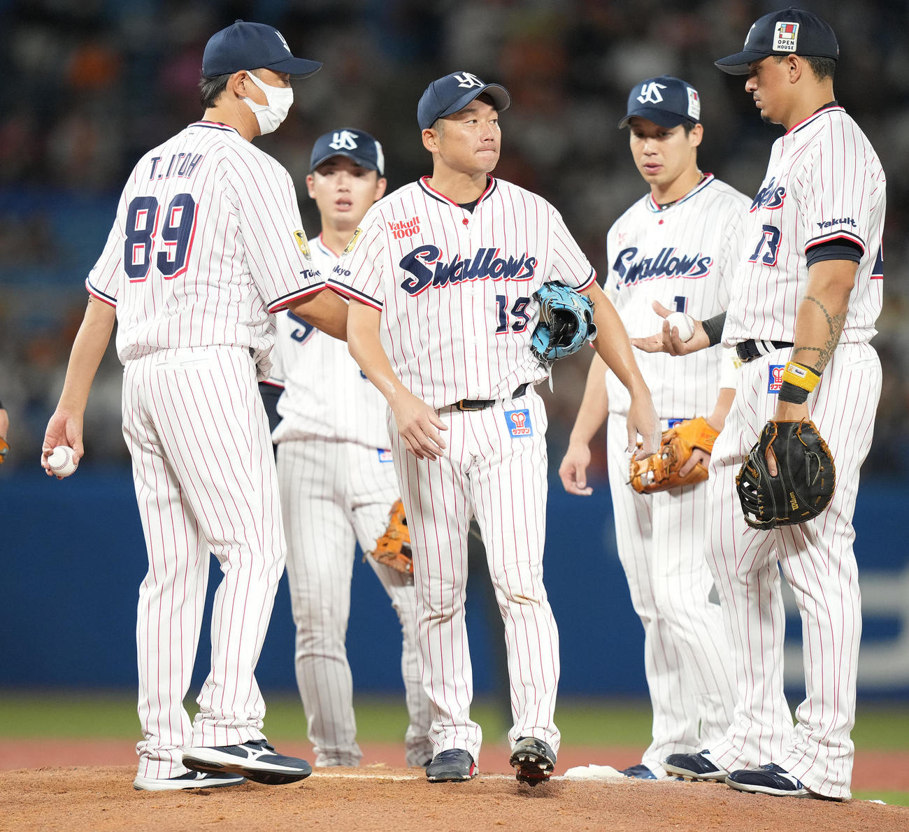ヤクルト対巨人　5回表途中で降板するヤクルト石川（中央）（撮影・鈴木みどり）