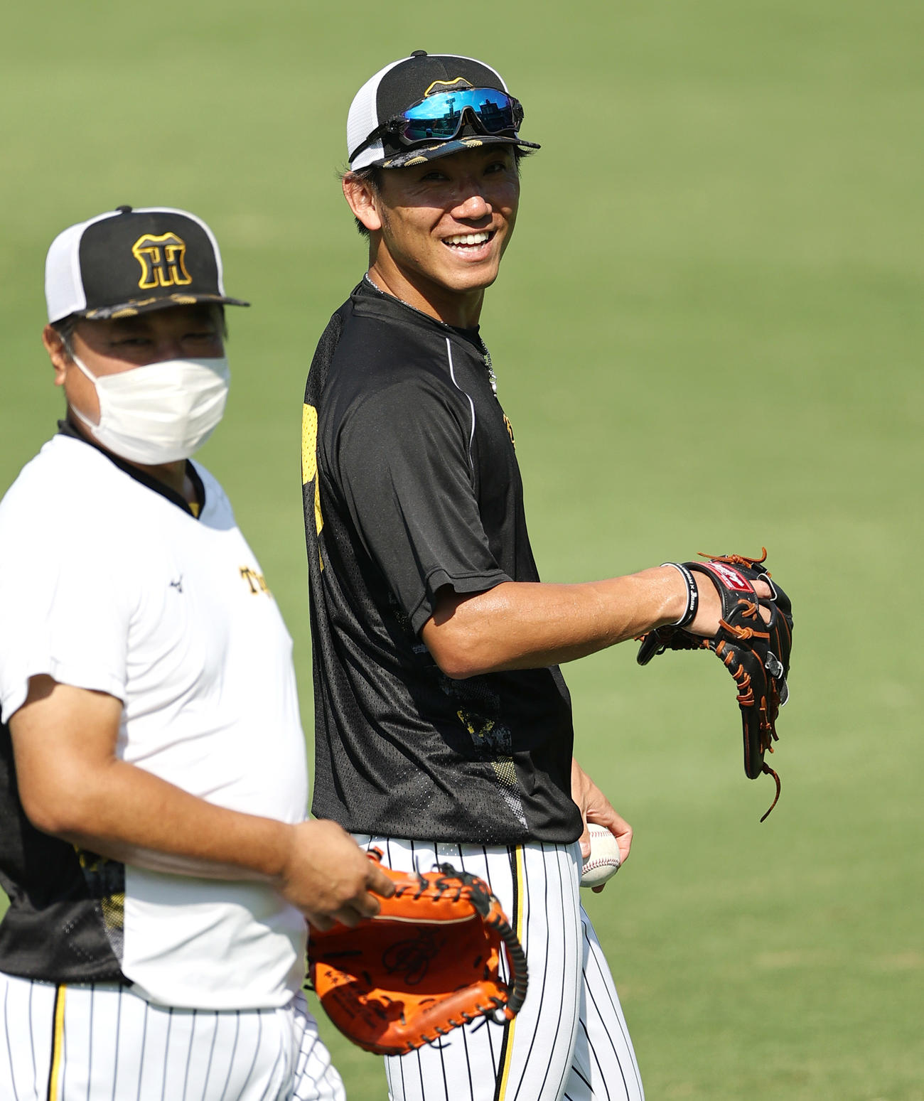 阪神対広島　試合前の練習で笑顔を見せる阪神伊藤将（右）（撮影・上山淳一）