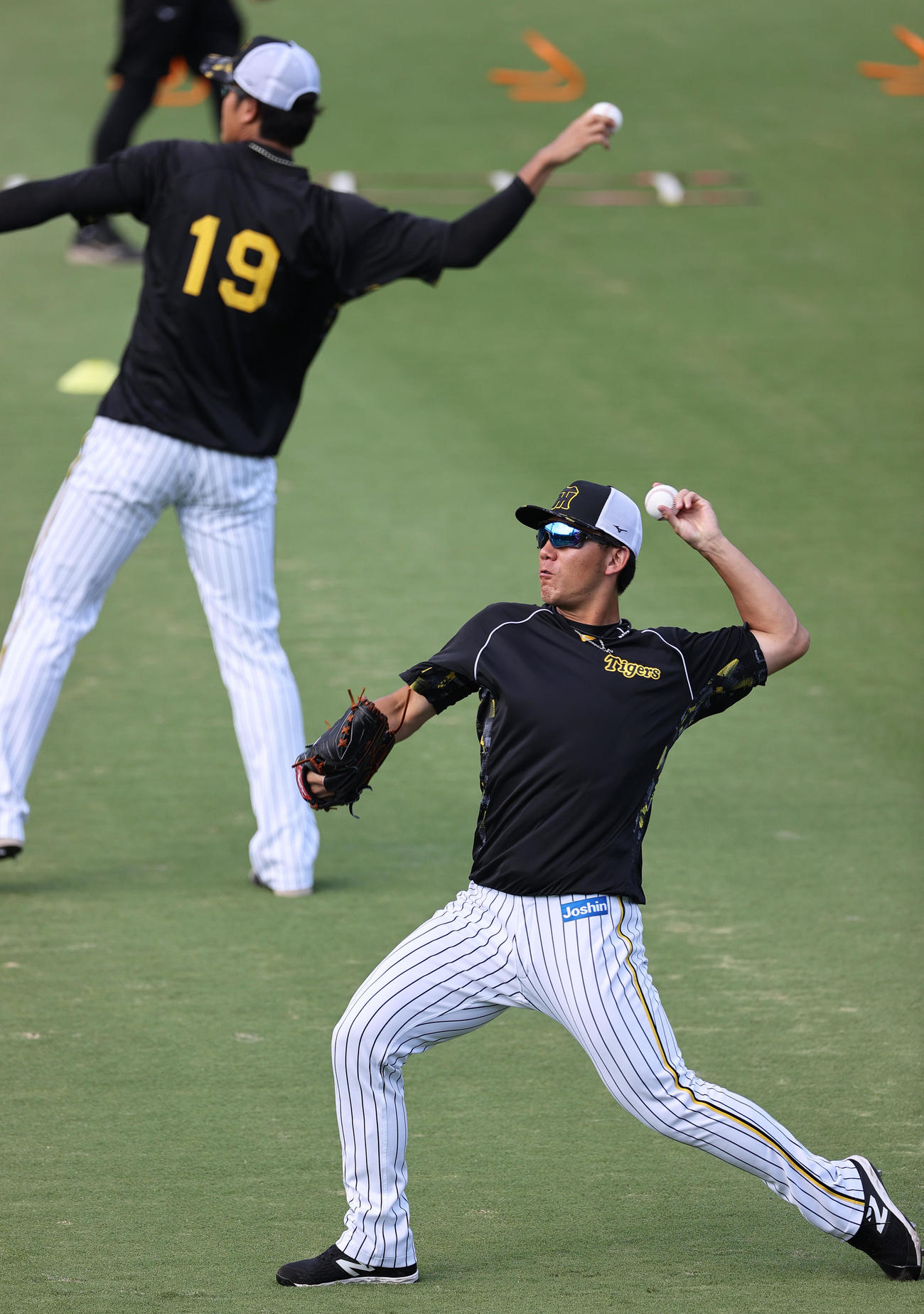 阪神対広島　試合前の練習でキャッチボール伊藤将（右）（撮影・上山淳一）