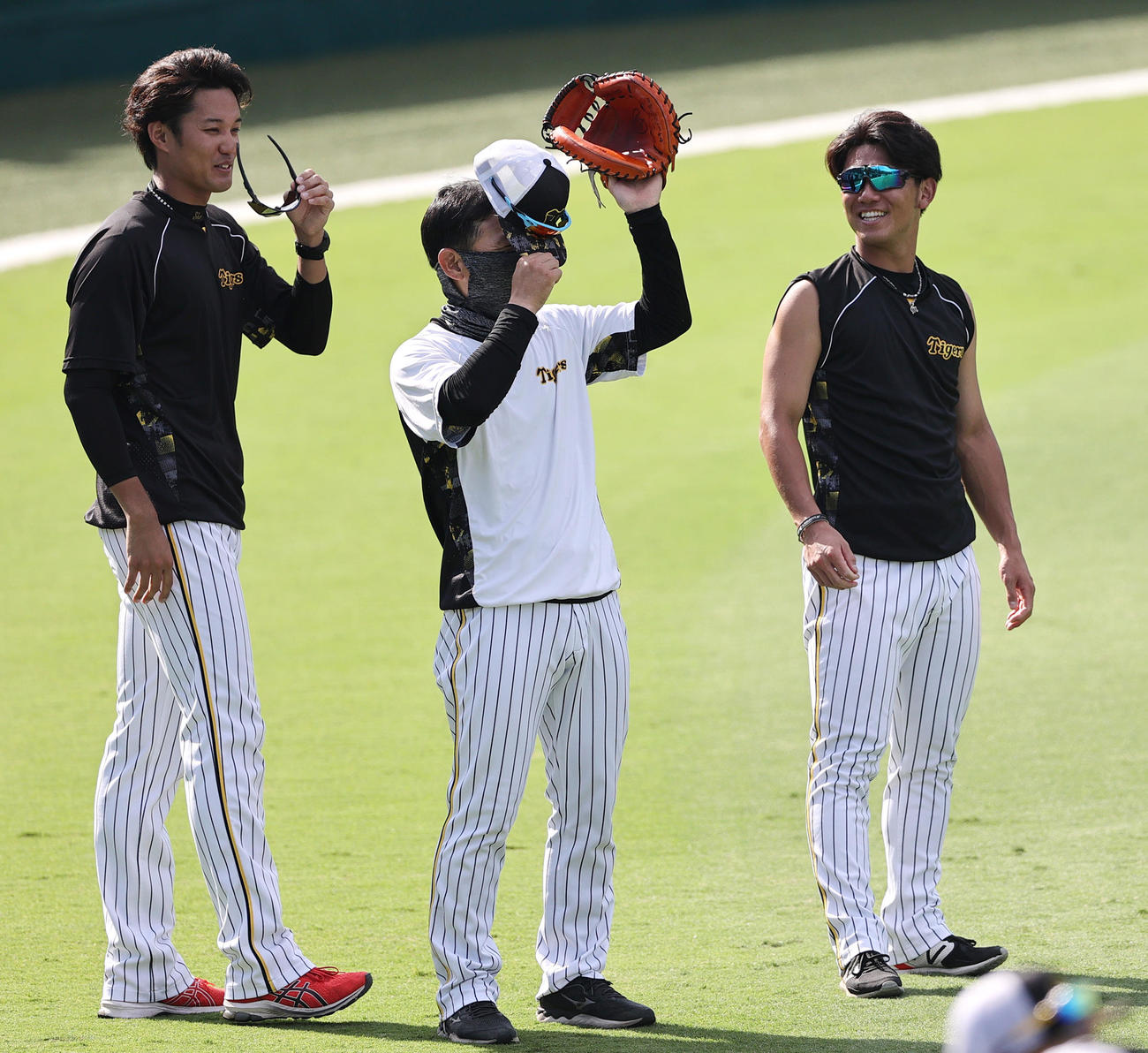 阪神対広島　試合前の練習で笑顔を見せる阪神伊藤将（右）。左は藤浪（撮影・上山淳一）