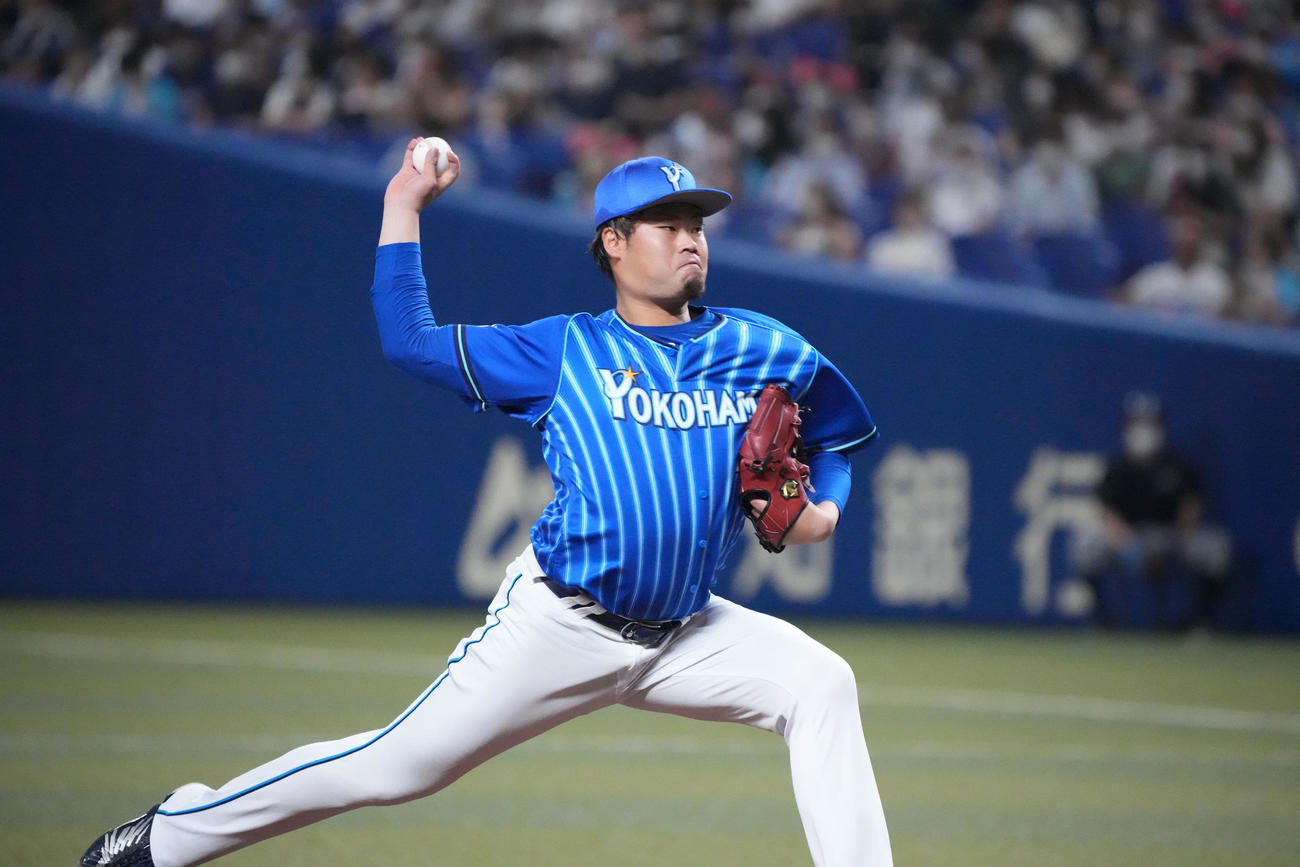 中日対DeNA 8回裏、DeNA2番手で登板した伊勢（撮影・森本幸一）