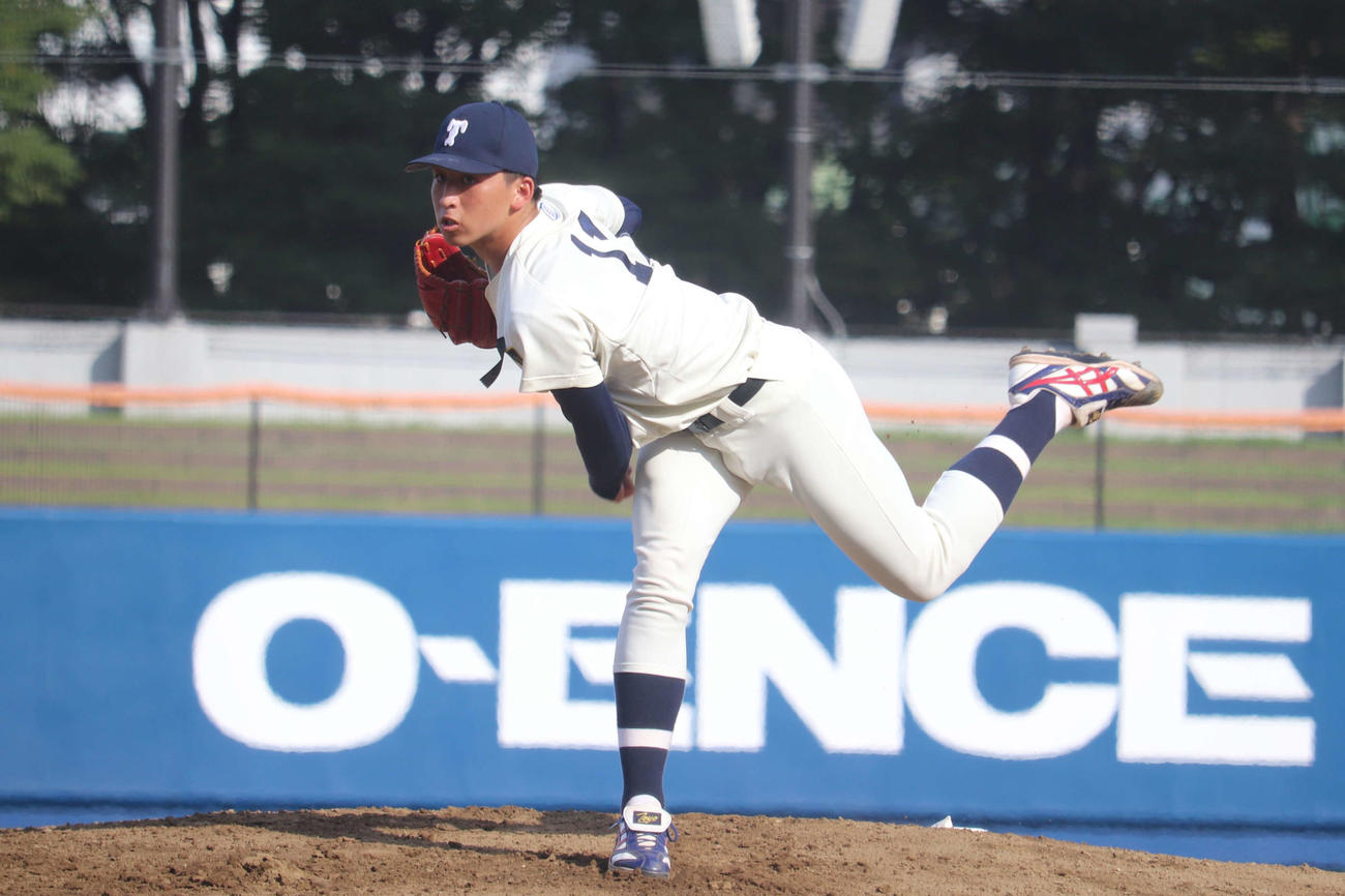 東洋大対立正大　喪章を着けて投球する東洋大・細野（撮影・保坂淑子）