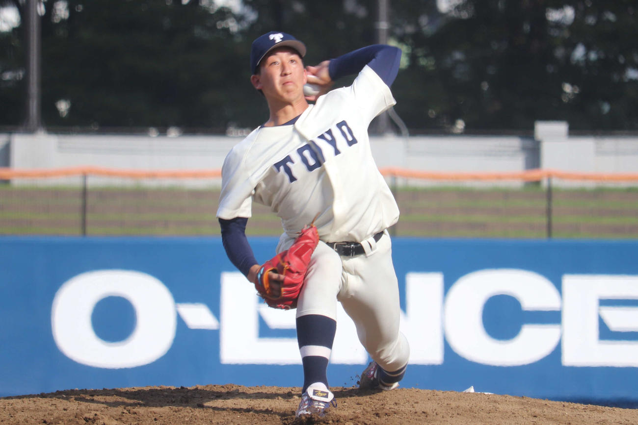 東洋大対立正大　2安打10三振で2失点も、制球を乱し8四死球で敗戦した東洋大・先発の細野（撮影・保坂淑子）